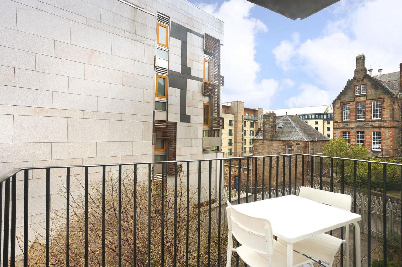 Joivy Contemporary Royal Mile Apartment With Balcony Edimburgo Exterior foto