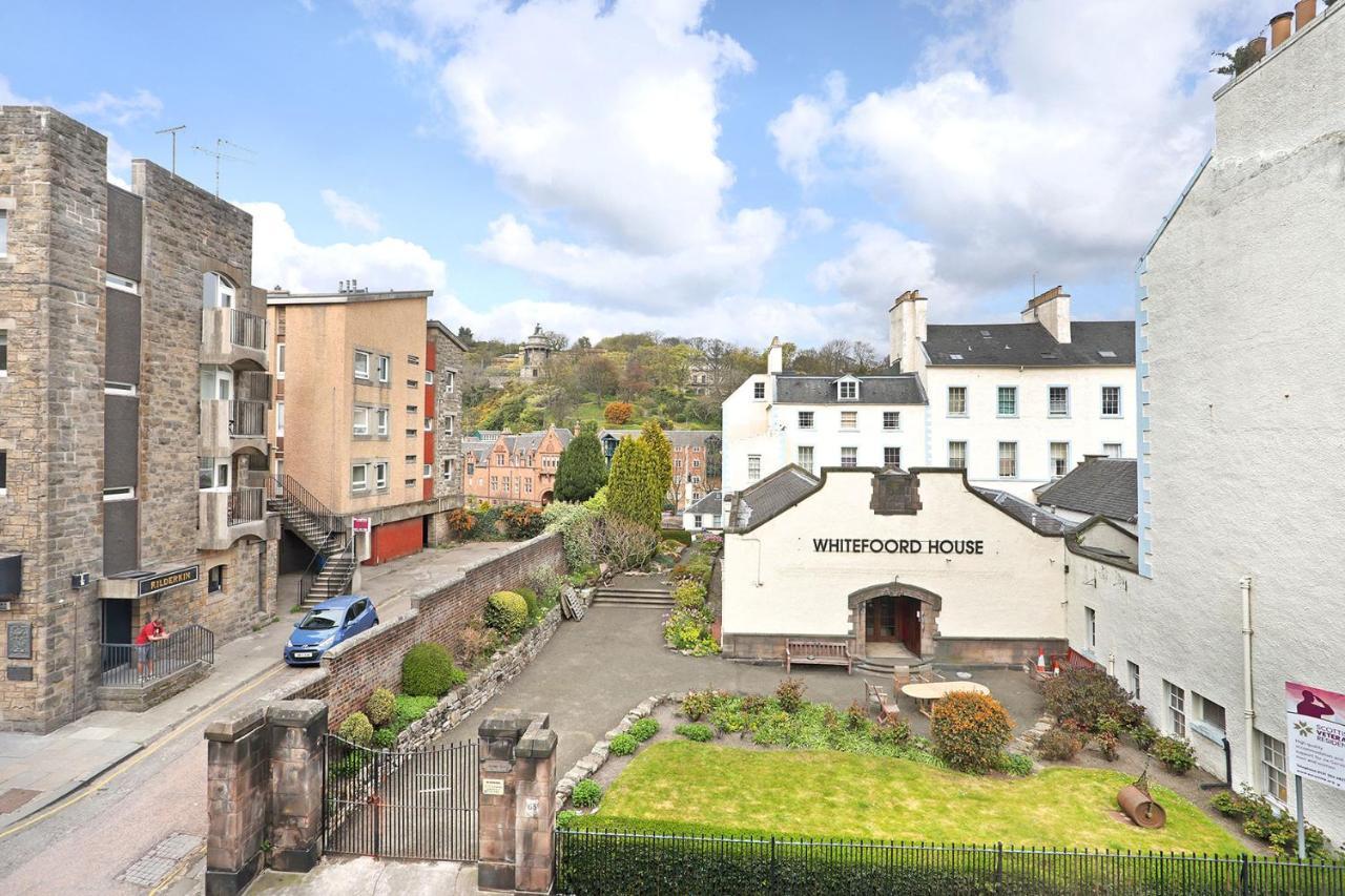 Joivy Contemporary Royal Mile Apartment With Balcony Edimburgo Exterior foto